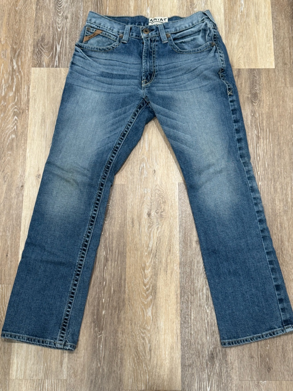 Ariat Men's Relaxed Straight Jeans in Medium Blue Wash • 32x32